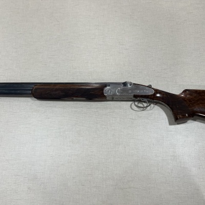 Espingarda de canos duplos com madeira castanha e metal escuro