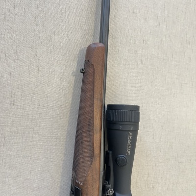 Espingarda com coronha em madeira e luneta de mira