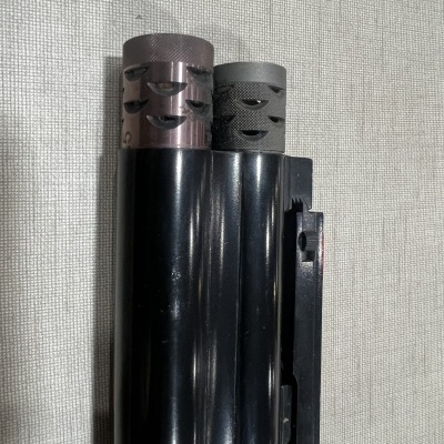 Tubo duplo de metal com pontas perfuradas em fundo têxtil