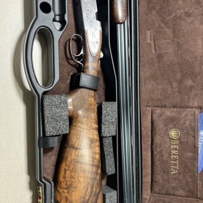 Espingarda desmontada em estojo com interior castanho e bolsa BERETTA