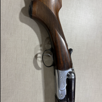 Espingarda de caça com madeira escura e metal gravado