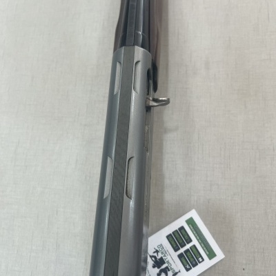 Espingarda com cano duplo e etiqueta com texto