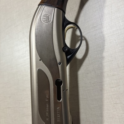 Espingarda automática em metal cinzento e madeira com texto gravado BERETTA e AL 391 Tehkys - 12 ga