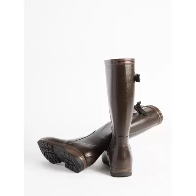 Botas altas castanhas de borracha com sola preta e fivela lateral