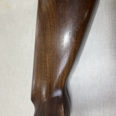 coronha em madeira castanho escuro com almofada preta