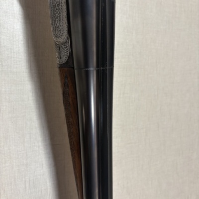 Arma de fogo com detalhes em madeira e metal decorado