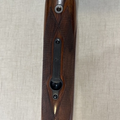 Peça de madeira trabalhada com metal preto em superfície clara