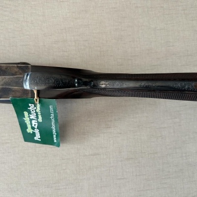 Navalha de barbear com etiqueta verde num fundo claro