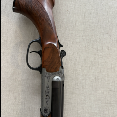 Espingarda com cabo de madeira e gravuras decorativas