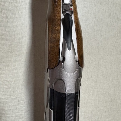 Arma de fogo com coronha em madeira e corpo metálico