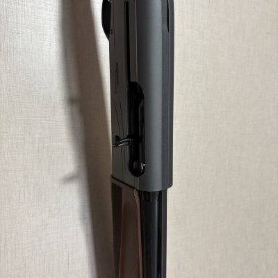 Espingarda Beretta com madeira e metal fosco preto