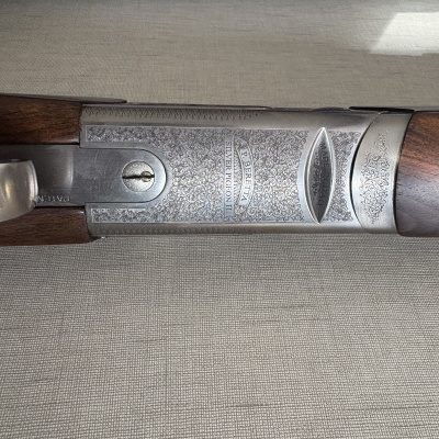 Arma de fogo com gravações florais e inscrições P. BERETTA SILVER PIGEON II MADE IN ITALY