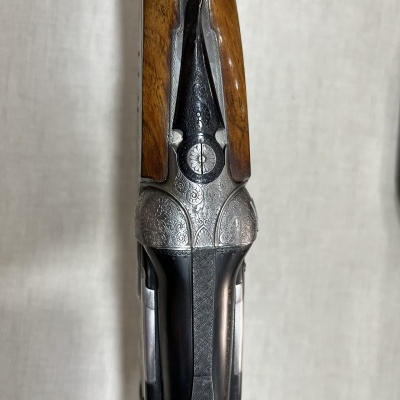 Espingarda metal cravejado com cabo de madeira clara