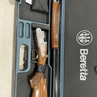 Espingarda Beretta desmontada em estojo cinzento com espuma e logótipo Beretta