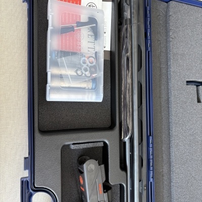 Espingarda Beretta 682 em estojo azul com ferramentas e manuais