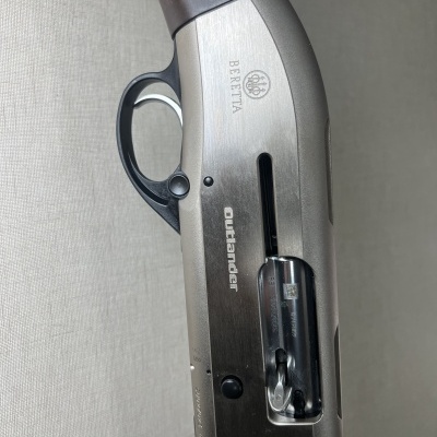 Caça Beretta Outlander com corpo metálico e madeira castanha