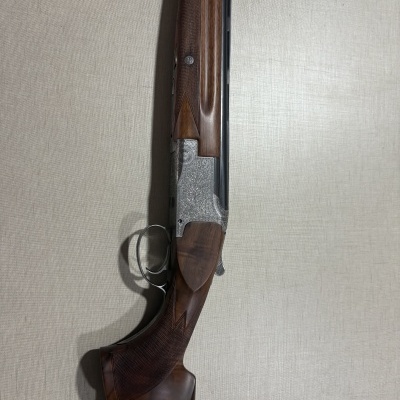 Espingarda de canos duplos com madeira castanho-escura e entalhes, metal prateado gravado