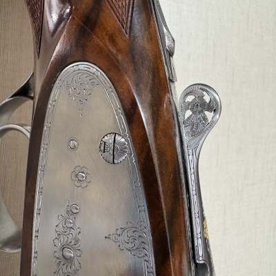 Espingarda com madeira e detalhes metálicos gravados flores e arabescos