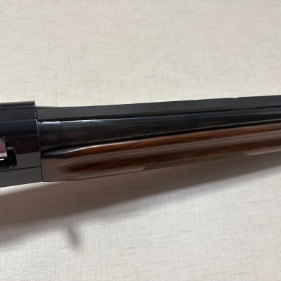 Parte de espingarda com metal preto e madeira castanha