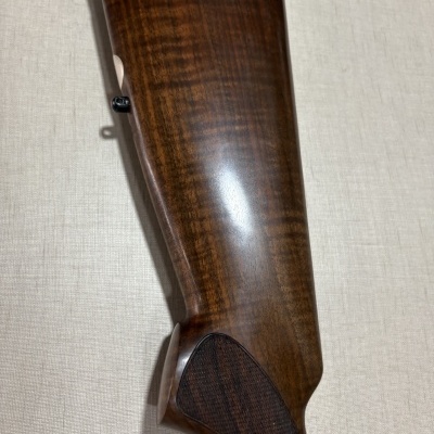 Parte traseira de madeira polida castanho escuro com textura e detalhe quadriculado