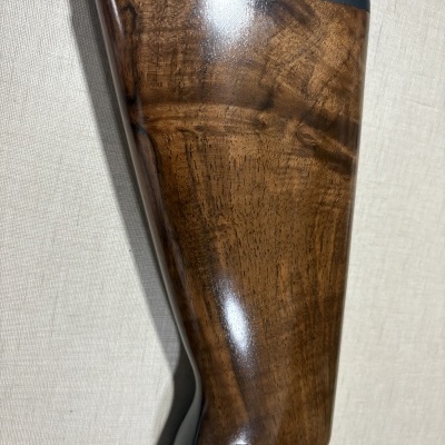 Coronha de arma de fogo em madeira polida com ponteira preta