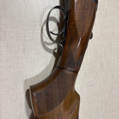 Empunhadura de rifle ou espingarda de madeira com gatilho negro e acabamento decorativo