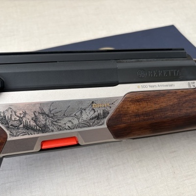 Detalhe de arma de fogo Beretta com detalhes em madeira e metal.
