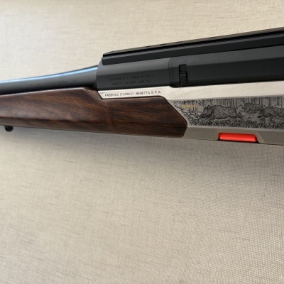 Espingarda de caça Beretta com madeira castanha e gravação de javalis