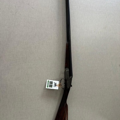Espingarda de cano duplo com punho e coronha em madeira escura e canos pretos