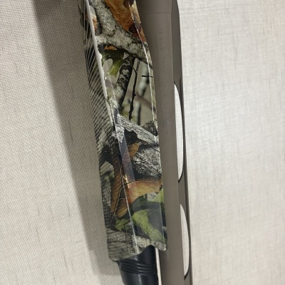 espingarda camuflada com cano cinza fosco