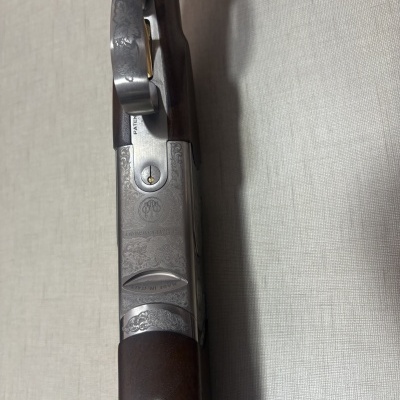 Espingarda de madeira e metal gravado com texto MADE IN ITALY