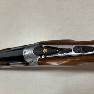 Espingarda de calibre duplo com acabamentos em madeira e metal