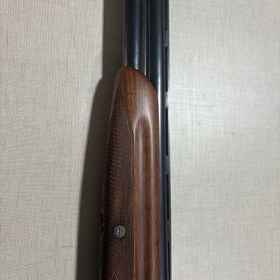 Coronha de madeira com textura ripada e canos metálicos pretos