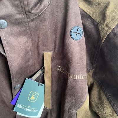 Casaco Deerhunter castanho escuro e verde-oliva com etiqueta e botão
