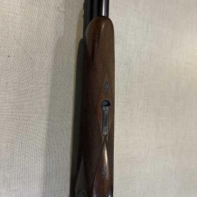 Espingarda com cabo de madeira castanha e cano preto e prateado