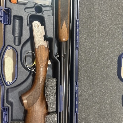 Espingarda Beretta em estojo azul com acessórios de limpeza e manuais