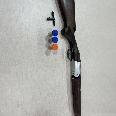 Espingarda de madeira e metal com cartuchos coloridos e peça pequena