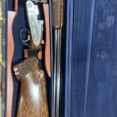 Espingarda de caça com coronha de madeira e caixa de veludo azul