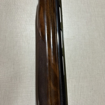 Espingarda com coronha de madeira castanha e cano preto
