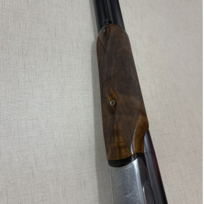 Espingarda com cabo de madeira castanha e corpo metálico prateado com gravações