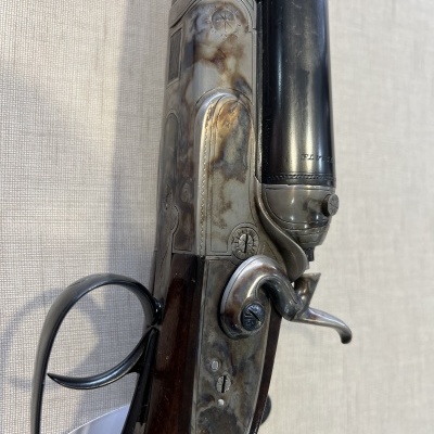 Rifle de caça com cabo em madeira e estrutura metálica envelhecida