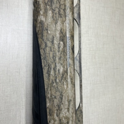 Coronha de arma camuflada e texturizada com fundo claro