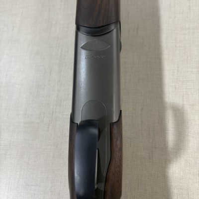 Espingarda com coronha em madeira e metal cinza com gravação Blaser