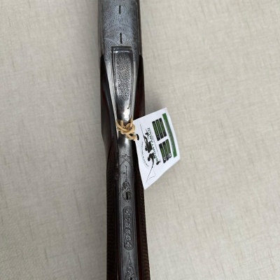 Espingarda de madeira e metal gravado com etiqueta branca