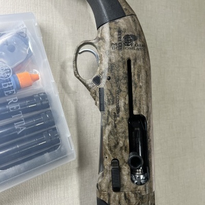 Arma de fogo camuflada com embalagem plástica ao lado