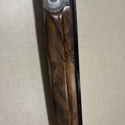 Punho de espingarda em madeira e parte em metal prateado decorado