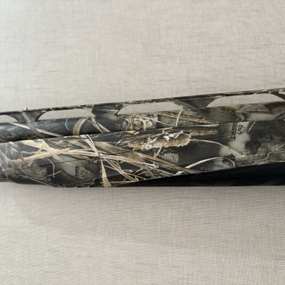 Cano de arma de caça camuflado com texto BERETTA e STELLUM PLUS HD num fundo cinza claro.
