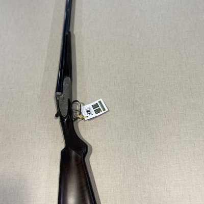 Espingarda de canos duplos com madeira escura e acabamento metálico negro