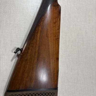 Coronha de madeira de arma de fogo com apoio de borracha preta perfurada