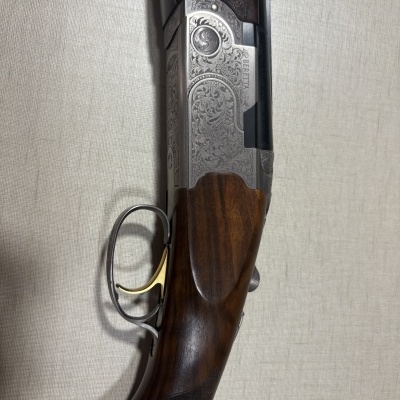 Espingarda Beretta com gravações florais e coronha de madeira castanha